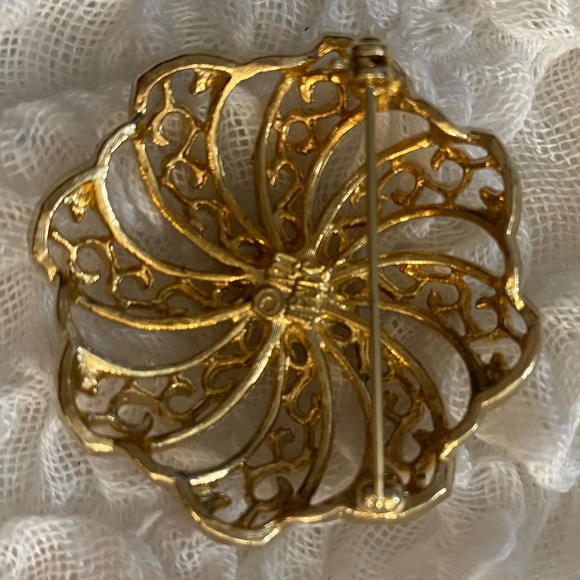 Vintage Sarah Coventry gold brooch - Picture 2 of 2